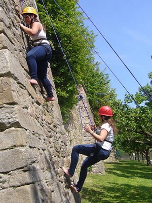 Jugendliche an der Kletterwand der Klostermauer